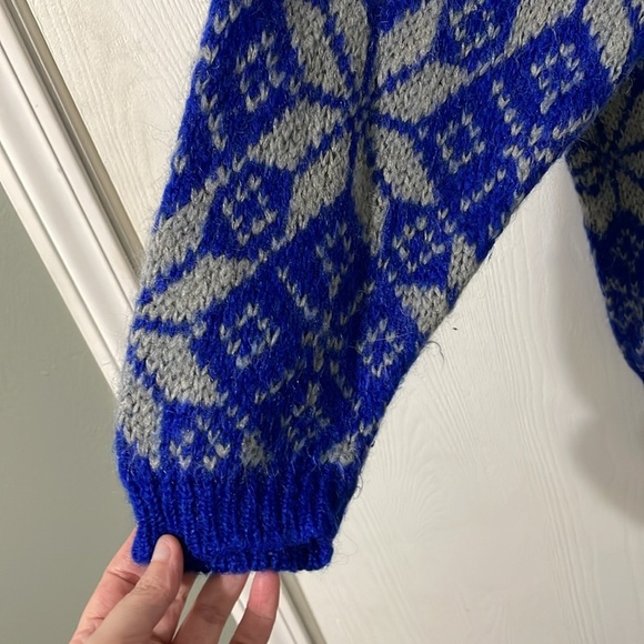 Benetton Vintage Asymmetrical Snowflake Pattern Sweater (Fits Like A Large/XL) - Picture 3 of 6